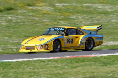 Scarperia, İtalya - 5 Nisan 2024: Porsche 935 K3 1981 Mugello Classic 2024 sırasında Mugello Pisti 'nde faaliyet göstermektedir..