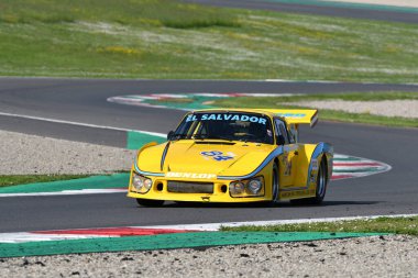 Scarperia, İtalya - 5 Nisan 2024: Porsche 935 K3 1981 Mugello Classic 2024 sırasında Mugello Pisti 'nde faaliyet göstermektedir..