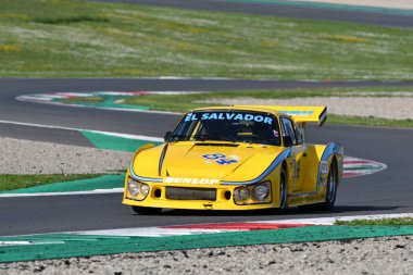 Scarperia, İtalya - 5 Nisan 2024: Porsche 935 K3 1981 Mugello Classic 2024 sırasında Mugello Pisti 'nde faaliyet göstermektedir..