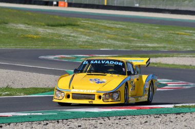 Scarperia, İtalya - 5 Nisan 2024: Porsche 935 K3 1981 Mugello Classic 2024 sırasında Mugello Pisti 'nde faaliyet göstermektedir..