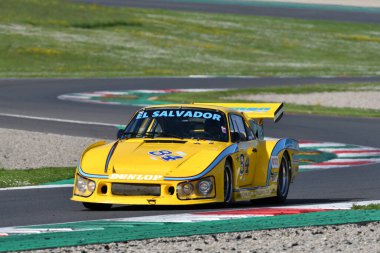 Scarperia, İtalya - 5 Nisan 2024: Porsche 935 K3 1981 Mugello Classic 2024 sırasında Mugello Pisti 'nde faaliyet göstermektedir..