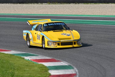Scarperia, İtalya - 5 Nisan 2024: Porsche 935 K3 1981 Mugello Classic 2024 sırasında Mugello Pisti 'nde faaliyet göstermektedir..