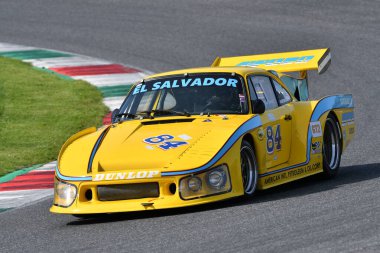 Scarperia, İtalya - 5 Nisan 2024: Porsche 935 K3 1981 Mugello Classic 2024 sırasında Mugello Pisti 'nde faaliyet göstermektedir..