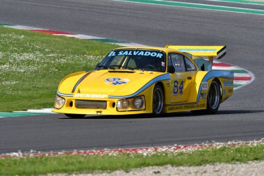 Scarperia, İtalya - 5 Nisan 2024: Porsche 935 K3 1981 Mugello Classic 2024 sırasında Mugello Pisti 'nde faaliyet göstermektedir..