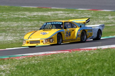 Scarperia, İtalya - 5 Nisan 2024: Porsche 935 K3 1981 Mugello Classic 2024 sırasında Mugello Pisti 'nde faaliyet göstermektedir..