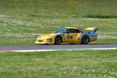 Scarperia, İtalya - 5 Nisan 2024: Porsche 935 K3 1981 Mugello Classic 2024 sırasında Mugello Pisti 'nde faaliyet göstermektedir..