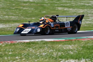 Scarperia, İtalya - 5 Nisan 2024: Lola T292 yıl 1973 Mugello Classic 2024 'te Mugello Pisti' nde.