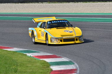 Scarperia, İtalya - 5 Nisan 2024: Porsche 935 K3 1981 Mugello Classic 2024 sırasında Mugello Pisti 'nde faaliyet göstermektedir..