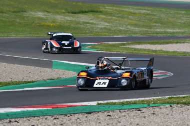 Scarperia, İtalya - 5 Nisan 2024: Lola T292 yıl 1973 Mugello Classic 2024 'te Mugello Pisti' nde.