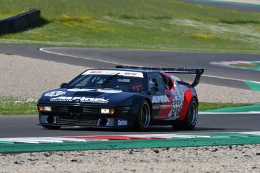 Scarperia, İtalya - 5 Nisan 2024: BMW M1 Procar 1979 Mugello Classic 2024 sırasında Mugello Pisti 'nde faaliyet gösterdi.