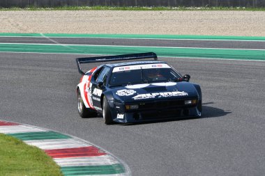 Scarperia, İtalya - 5 Nisan 2024: BMW M1 Procar 1979 Mugello Classic 2024 sırasında Mugello Pisti 'nde faaliyet gösterdi.