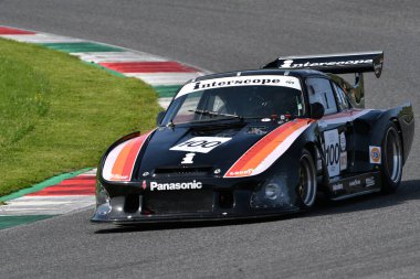Scarperia, İtalya - 5 Nisan 2024: Porsche 935 K3 yıl 1980 Mugello Classic 2024 Mugello Circuit 'te.
