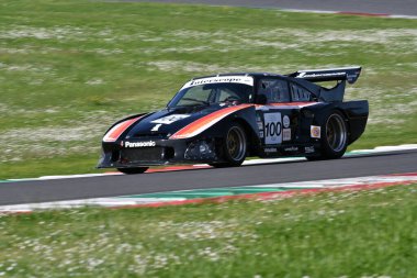 Scarperia, İtalya - 5 Nisan 2024: Porsche 935 K3 yıl 1980 Mugello Classic 2024 Mugello Circuit 'te.