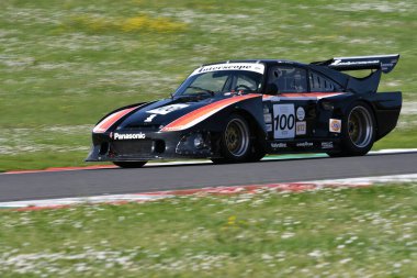 Scarperia, İtalya - 5 Nisan 2024: Porsche 935 K3 yıl 1980 Mugello Classic 2024 Mugello Circuit 'te.