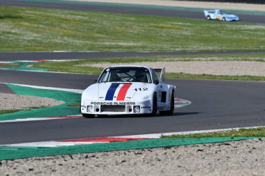 Scarperia, İtalya - 5 Nisan 2024: Porsche 935 A4 yıl 1979 Mugello Classic 2024 'te Mugello Pisti' nde eylem halindedir..