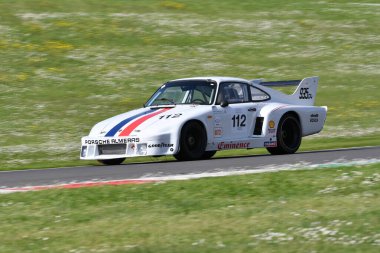 Scarperia, İtalya - 5 Nisan 2024: Porsche 935 A4 yıl 1979 Mugello Classic 2024 'te Mugello Pisti' nde eylem halindedir..