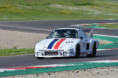 Scarperia, İtalya - 5 Nisan 2024: Porsche 935 A4 yıl 1979 Mugello Classic 2024 'te Mugello Pisti' nde eylem halindedir..