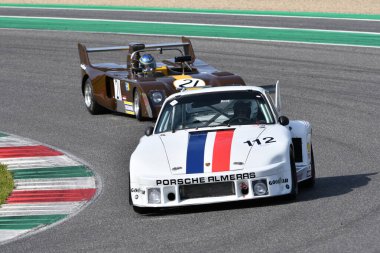 Scarperia, İtalya - 5 Nisan 2024: Porsche 935 A4 yıl 1979 Mugello Classic 2024 'te Mugello Pisti' nde eylem halindedir..