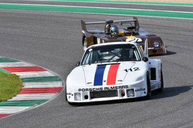 Scarperia, İtalya - 5 Nisan 2024: Porsche 935 A4 yıl 1979 Mugello Classic 2024 'te Mugello Pisti' nde eylem halindedir..