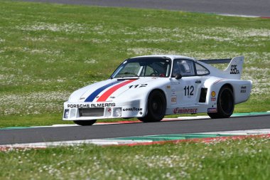 Scarperia, İtalya - 5 Nisan 2024: Porsche 935 A4 yıl 1979 Mugello Classic 2024 'te Mugello Pisti' nde eylem halindedir..