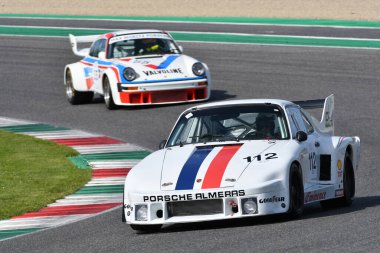 Scarperia, İtalya - 5 Nisan 2024: Porsche 935 A4 yıl 1979 Mugello Classic 2024 'te Mugello Pisti' nde eylem halindedir..