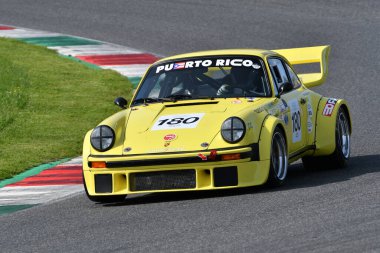 Scarperia, İtalya - 5 Nisan 2024: Porsche 934-5 yıl 1977 Mugello Classic 2024 'te Mugello Circuit.