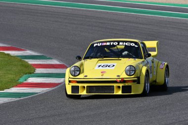 Scarperia, İtalya - 5 Nisan 2024: Porsche 934-5 yıl 1977 Mugello Classic 2024 'te Mugello Circuit.
