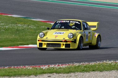 Scarperia, İtalya - 5 Nisan 2024: Porsche 934-5 yıl 1977 Mugello Classic 2024 'te Mugello Circuit.