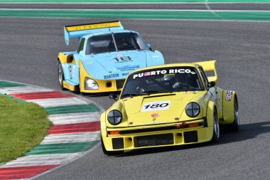 Scarperia, İtalya - 5 Nisan 2024: Porsche 934-5 yıl 1977 Mugello Classic 2024 'te Mugello Circuit.