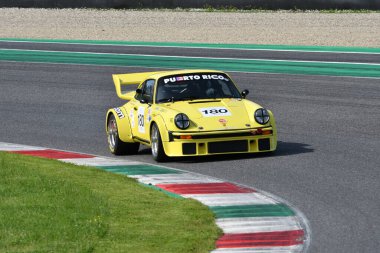 Scarperia, İtalya - 5 Nisan 2024: Porsche 934-5 yıl 1977 Mugello Classic 2024 'te Mugello Circuit.
