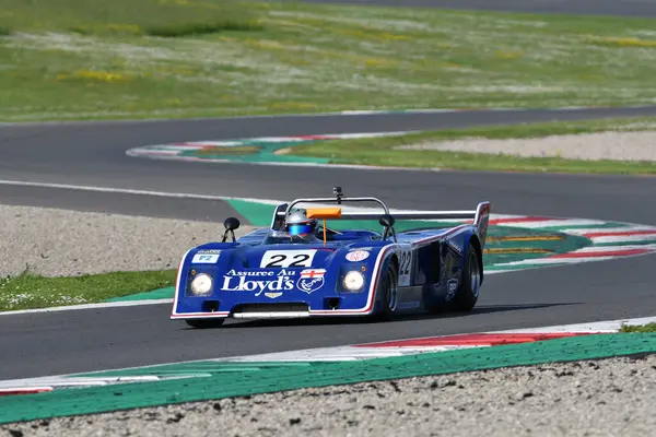 Scarperia, İtalya - 5 Nisan 2024: Chevron B31 yıl 1975 Mugello Classic 2024 'te Mugello Pisti' nde.