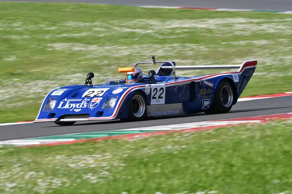 Scarperia, İtalya - 5 Nisan 2024: Chevron B31 yıl 1975 Mugello Classic 2024 'te Mugello Pisti' nde.