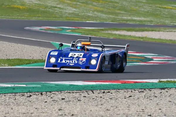 Scarperia, İtalya - 5 Nisan 2024: Chevron B31 yıl 1975 Mugello Classic 2024 'te Mugello Pisti' nde.