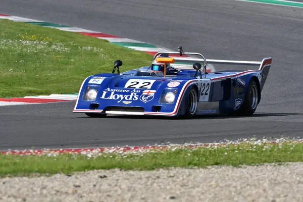 Scarperia, İtalya - 5 Nisan 2024: Chevron B31 yıl 1975 Mugello Classic 2024 'te Mugello Pisti' nde.