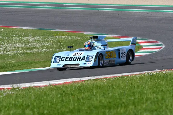 Scarperia, İtalya - 5 Nisan 2024: Chevron B27S yılı 1974 Mugello Classic 2024 Mugello Pisti 'nde eylem halinde.