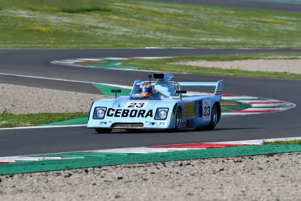 Scarperia, İtalya - 5 Nisan 2024: Chevron B27S yılı 1974 Mugello Classic 2024 Mugello Pisti 'nde eylem halinde.