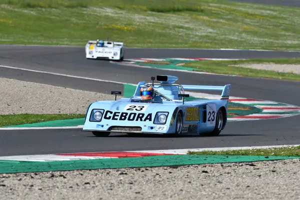Scarperia, İtalya - 5 Nisan 2024: Chevron B27S yılı 1974 Mugello Classic 2024 Mugello Pisti 'nde eylem halinde.