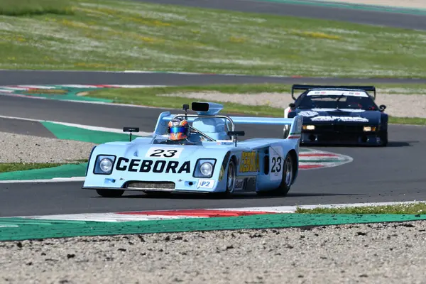 Scarperia, İtalya - 5 Nisan 2024: Chevron B27S yılı 1974 Mugello Classic 2024 Mugello Pisti 'nde eylem halinde.