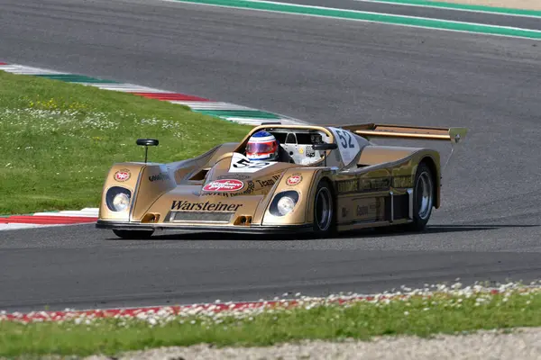 Scarperia, İtalya - 5 Nisan 2024: TOJ SC304 1976 Mugello Classic 2024 'te Mugello Pisti' nde.
