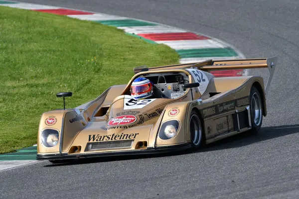 Scarperia, İtalya - 5 Nisan 2024: TOJ SC304 1976 Mugello Classic 2024 'te Mugello Pisti' nde.