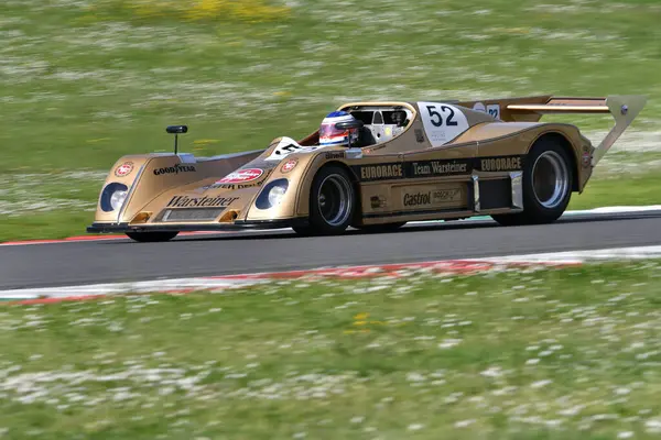 Scarperia, İtalya - 5 Nisan 2024: TOJ SC304 1976 Mugello Classic 2024 'te Mugello Pisti' nde.