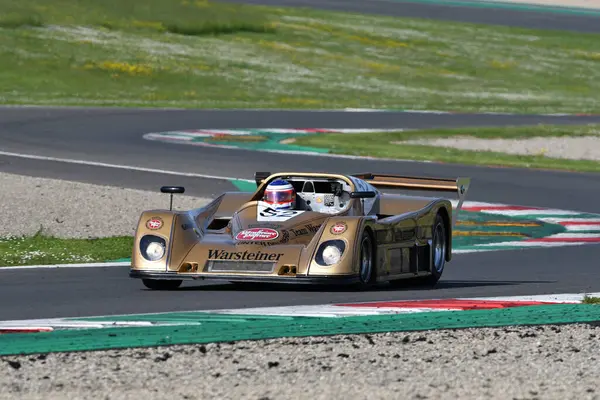 Scarperia, İtalya - 5 Nisan 2024: TOJ SC304 1976 Mugello Classic 2024 'te Mugello Pisti' nde.