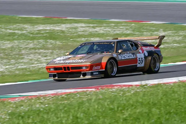 Scarperia, İtalya - 5 Nisan 2024: BMW M1 Procar 1979 Mugello Classic 2024 sırasında Mugello Pisti 'nde faaliyet gösterdi.