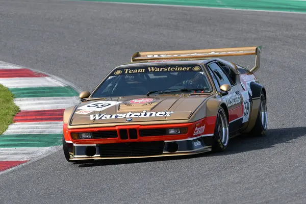 Scarperia, İtalya - 5 Nisan 2024: BMW M1 Procar 1979 Mugello Classic 2024 sırasında Mugello Pisti 'nde faaliyet gösterdi.