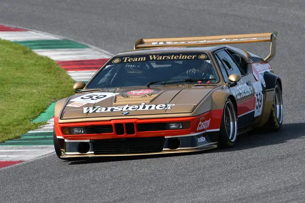 Scarperia, İtalya - 5 Nisan 2024: BMW M1 Procar 1979 Mugello Classic 2024 sırasında Mugello Pisti 'nde faaliyet gösterdi.