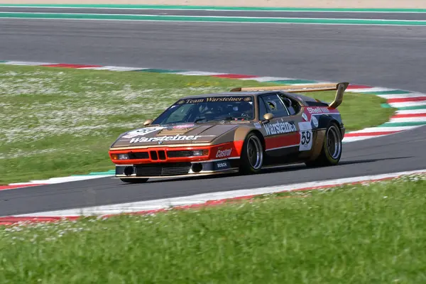 Scarperia, İtalya - 5 Nisan 2024: BMW M1 Procar 1979 Mugello Classic 2024 sırasında Mugello Pisti 'nde faaliyet gösterdi.