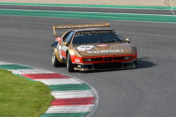 Scarperia, İtalya - 5 Nisan 2024: BMW M1 Procar 1979 Mugello Classic 2024 sırasında Mugello Pisti 'nde faaliyet gösterdi.