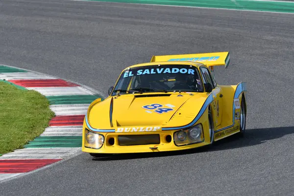 Scarperia, İtalya - 5 Nisan 2024: Porsche 935 K3 1981 Mugello Classic 2024 sırasında Mugello Pisti 'nde faaliyet göstermektedir..