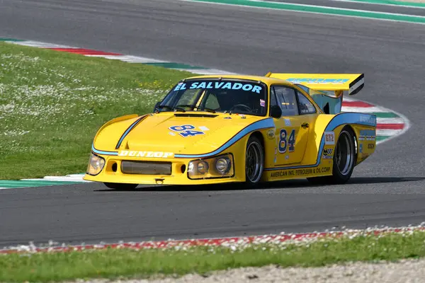 Scarperia, İtalya - 5 Nisan 2024: Porsche 935 K3 1981 Mugello Classic 2024 sırasında Mugello Pisti 'nde faaliyet göstermektedir..