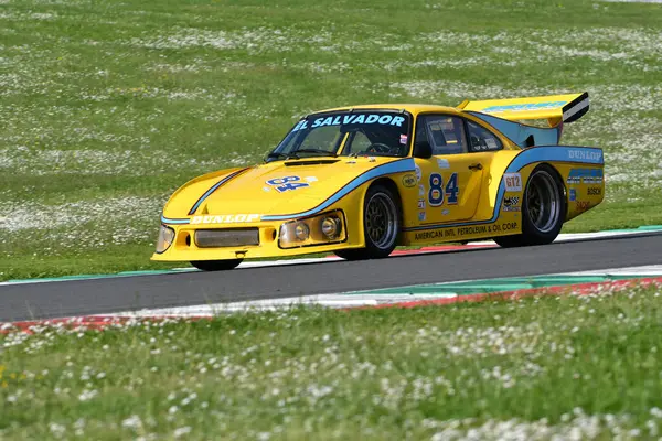 Scarperia, İtalya - 5 Nisan 2024: Porsche 935 K3 1981 Mugello Classic 2024 sırasında Mugello Pisti 'nde faaliyet göstermektedir..